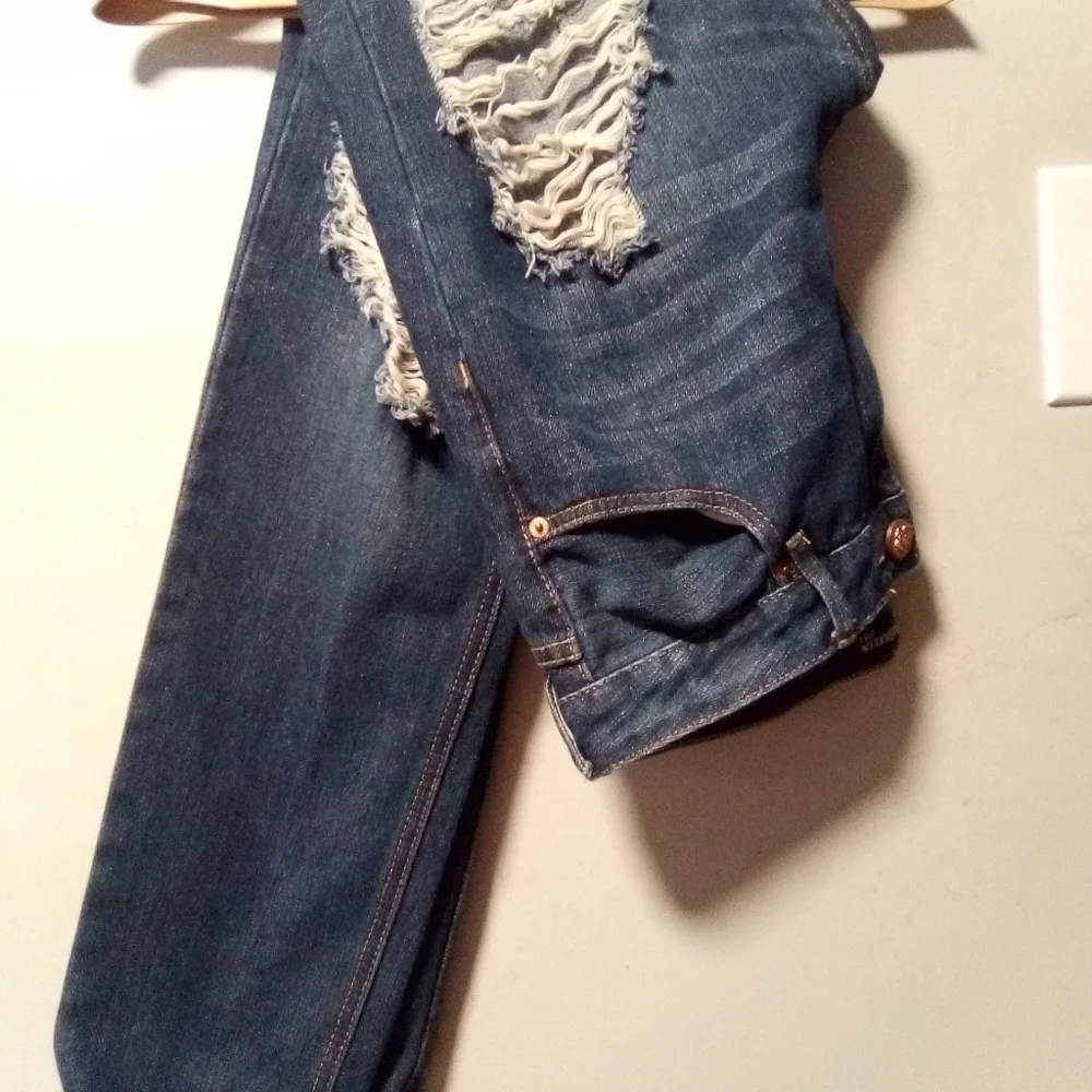 PROJECT eighteen ripped blue jeans. Size 9. (32X29.5)